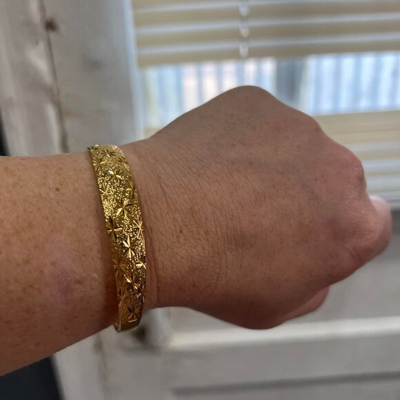 Neiman Marcus 18k Yellow Gold Classical Diamond Cut Adjustable Bangle Bracelet - Picture 3 of 5